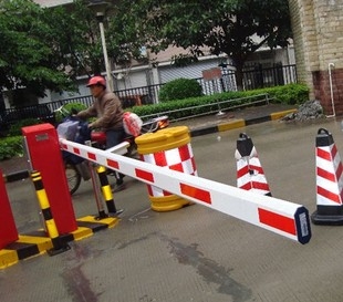 停車場(chǎng)出入口收費(fèi)道閘