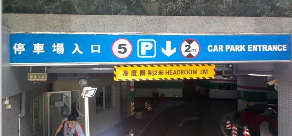 宜安廣場(chǎng)不銹鋼發(fā)光燈箱